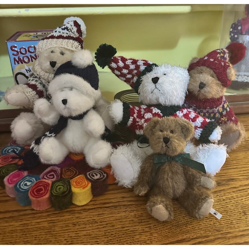 Small Boyd's Christmas Bears - Set of 5- Excellent Condition